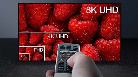 tv die het verschil toont tussen 4K en 8K